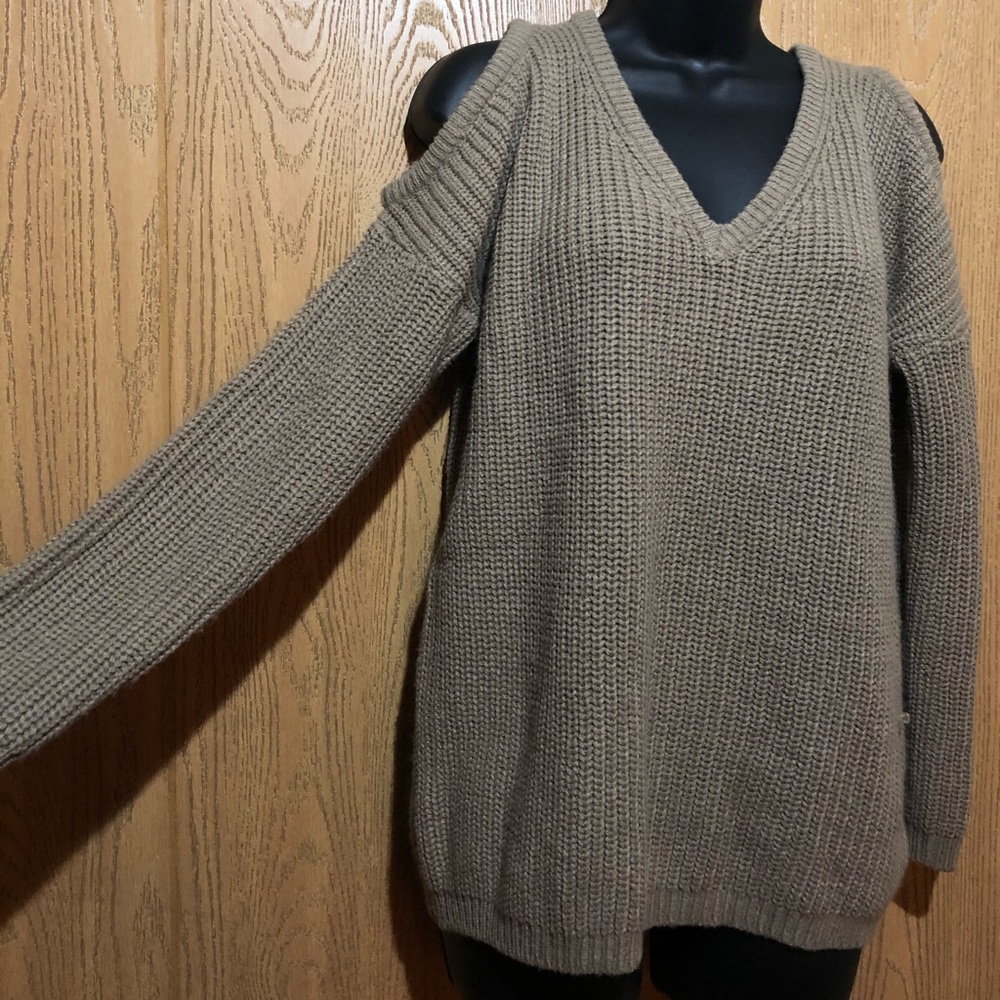 💕✨MAKE AN OFFER Cold Shoulder Sweater